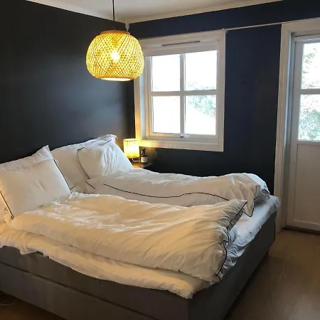 Sentralt Med Solrik Veranda!