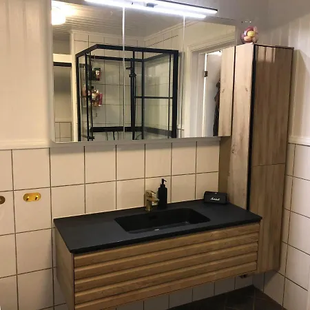 Sentralt Med Solrik Veranda! * Arendal