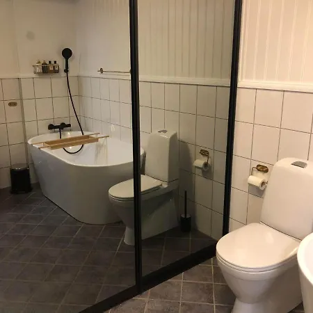 Sentralt Med Solrik Veranda! *