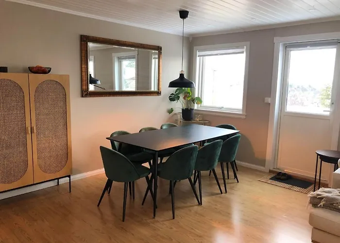 Feriehus Sentralt Med Solrik Veranda! Arendal