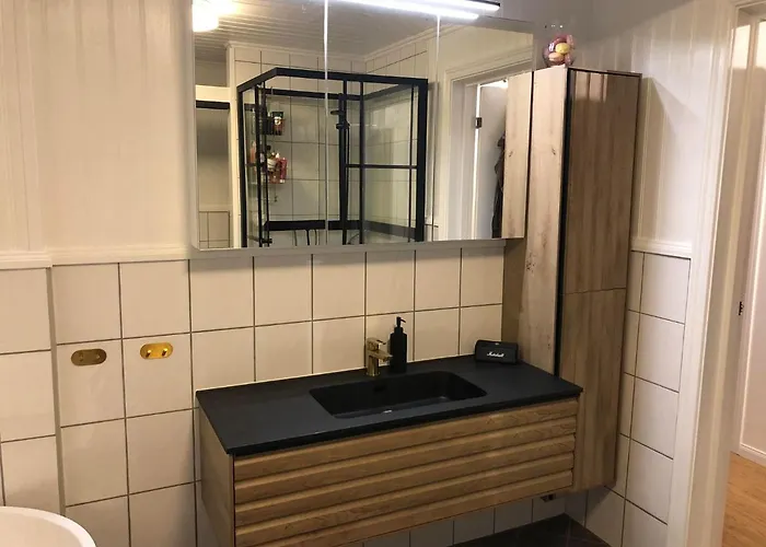 Sentralt Med Solrik Veranda! * Arendal