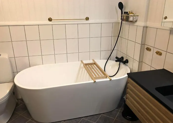 Semesterbostad Sentralt Med Solrik Veranda! *