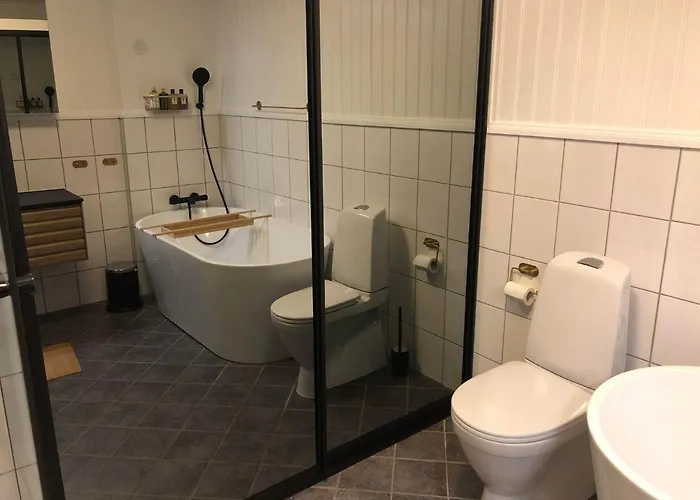 Sentralt Med Solrik Veranda! *