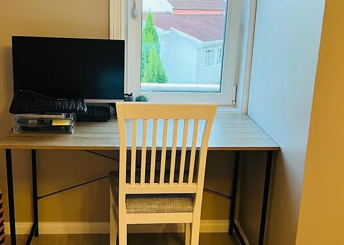 Semesterbostad Sentralt Med Solrik Veranda!