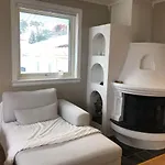 Sentralt Med Solrik Veranda!