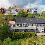 Sentralt Med Solrik Veranda!