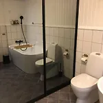 Sentralt Med Solrik Veranda! *